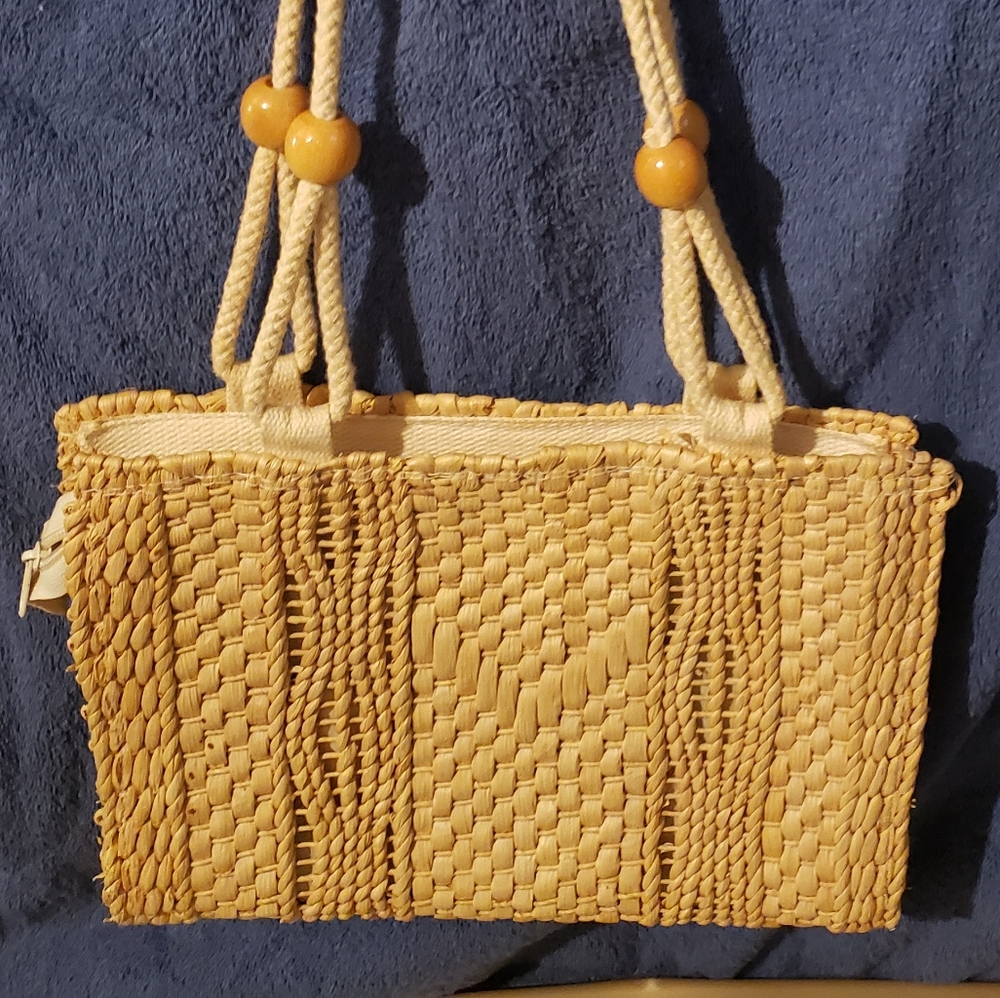 Woven straw shoulder bag